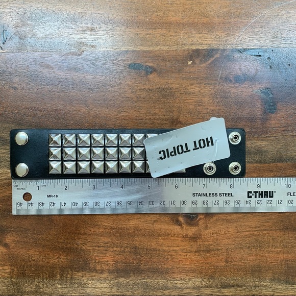 NWT Hot Topic 3 row pyramid stud bracelet - Picture 5 of 5